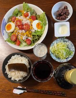 ささ身と半熟卵とトマトとコーンなどの夕食 ささ身と半熟卵とトマトとコーンなどの夕食 夕食,あきたこまち,昆布ご飯の写真素材