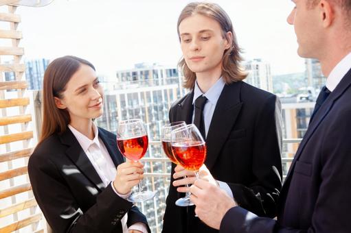 ワイングラスで乾杯す外国人3人 男女,外国人,ビジネスの写真素材