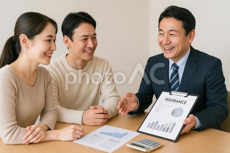 保険相談する若い夫婦とFP 保険,相談,fpの写真素材