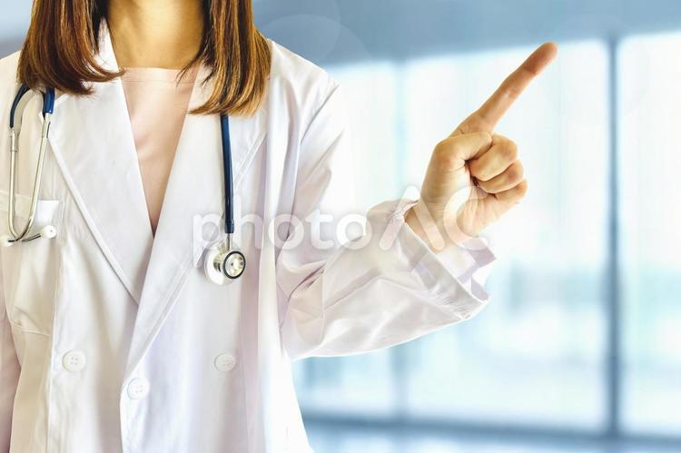 指差しする女性医療従事者 医者,指差し,注意の写真素材