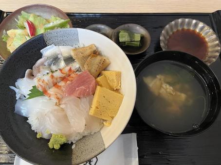 海鮮丼 海鮮丼 丼,味噌汁,丼物の写真素材