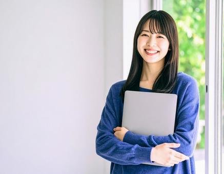 ノートパソコンを持つ女性2 ノートパソコンを持つ女性2の写真