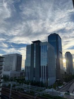 ビルと夕日 ビル,オフィス,マンションの写真素材