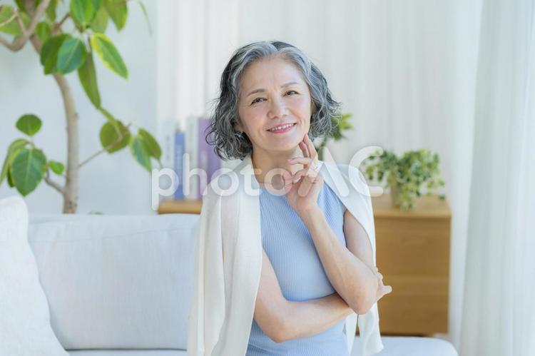 スキンケアをするシニア女性 美容,シニア,笑顔の写真素材