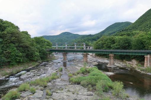 ダムと鉄橋 ダムと鉄橋の写真