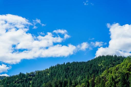 青空と山の自然風景の写真