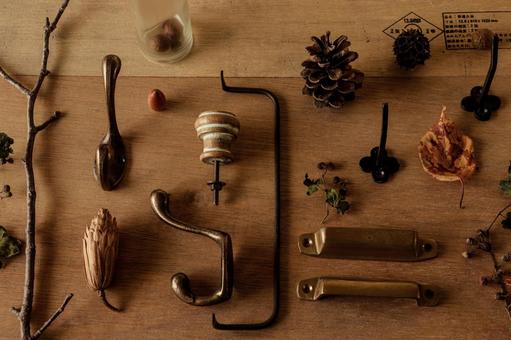 秋の落ち葉と取っ手金具　2 秋,素材,イメージの写真素材