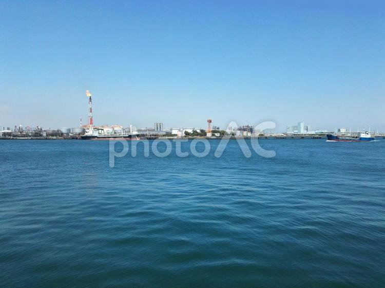 海と石油精製工場 工場,工業,工業地域の写真素材