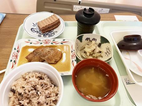 入院食・病院食：赤飯と鯛の煮付け 病院食,入院食,赤飯の写真素材