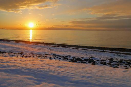 雪の湖畔に沈む美しい夕日 雪の湖畔に沈む美しい夕日 夕日,夕焼け,夕景の写真素材