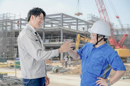 交流する労働者 交流する労働者 建設,現場,作業員の写真素材