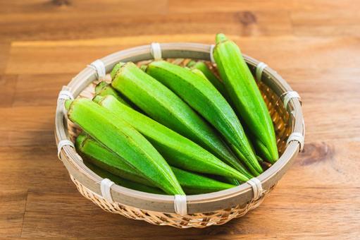 竹ざるに盛られた新鮮なオクラ オクラ,野菜,緑色の写真素材