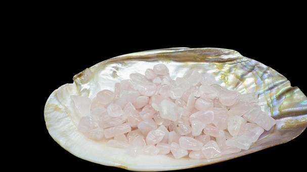 ローズクォーツさざれ石と光沢シェル ローズクォーツ,さざれ石,パールシェルの写真素材