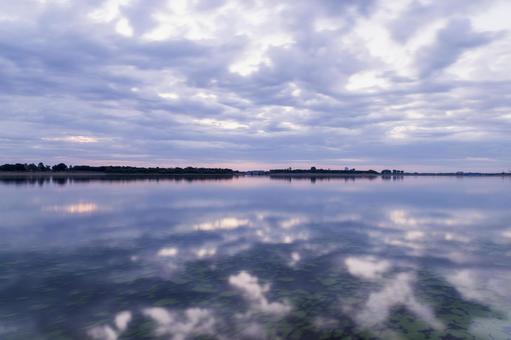 日の出前の遊水池の風景の写真