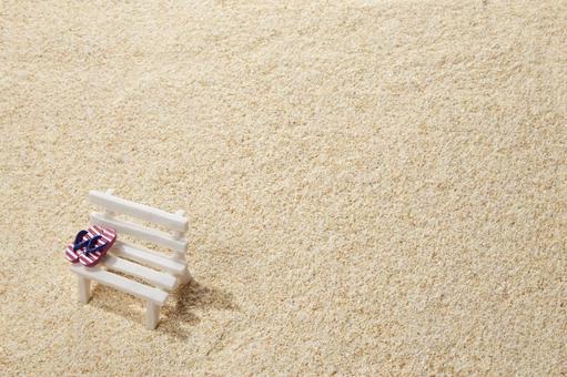 夏の終わり　イメージ 砂浜,ビーチサンダル,背景素材の写真素材