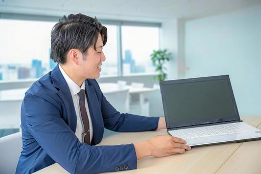 分かり易く説明するビジネスマン パソコン,ビジネス,オフィスの写真素材