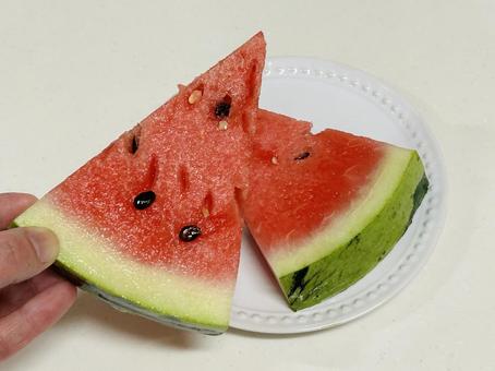 スイカ2つ、切ったスイカを手に持つ スイカ2つ、切ったスイカを手に持つ スイカ,果物,野菜の写真素材