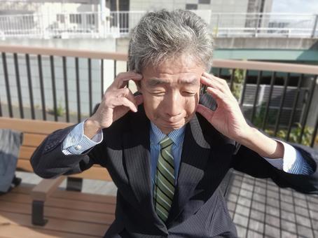 悩むシニア男性サラリーマン シニア,中年サラリーマン,中高年サラリーマンの写真素材