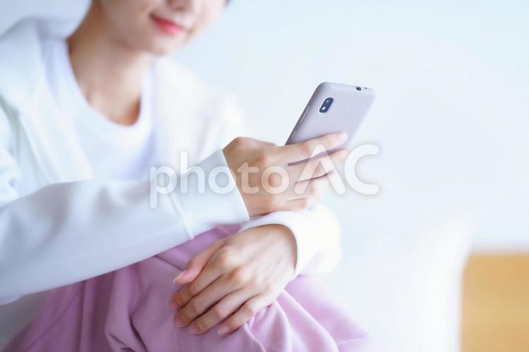 携帯を見ている女性のアップ 鼻から下,女性,人物の写真素材