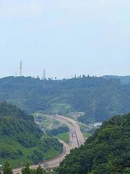 山から見た道路の写真