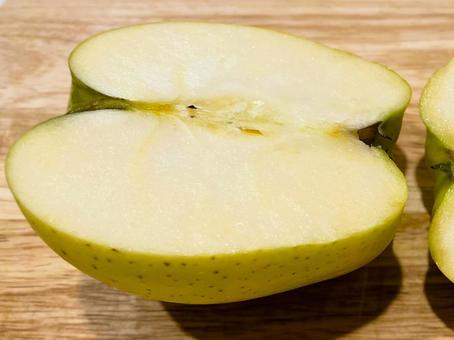 りんご（シナノゴールド）を半分に１３ りんご,シナノゴールド,半分の写真素材