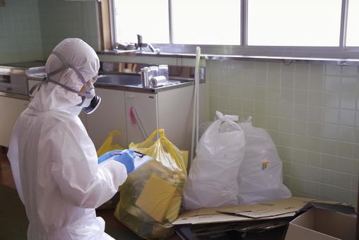 防護服で作業する特殊清掃員 防護服で作業する特殊清掃員 特殊清掃,清掃作業,清掃サービスの写真素材