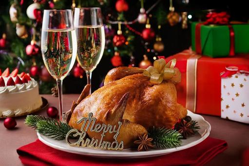 クリスマスチキンとケーキとプレゼントの写真