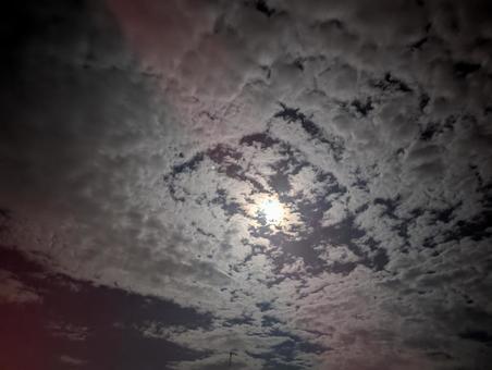 雲と月 雲と月 夜,空,月の写真素材