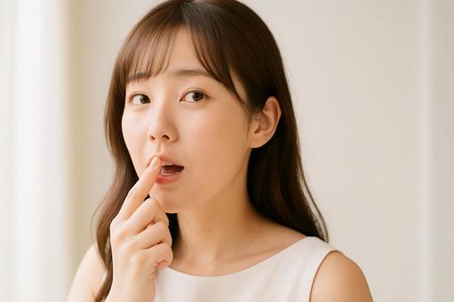 口臭を気にする女性 口臭を気にする女性の写真