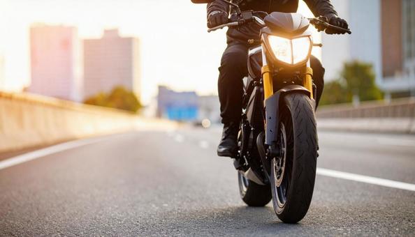 オートバイを運転するライダー オートバイを運転するライダーの写真
