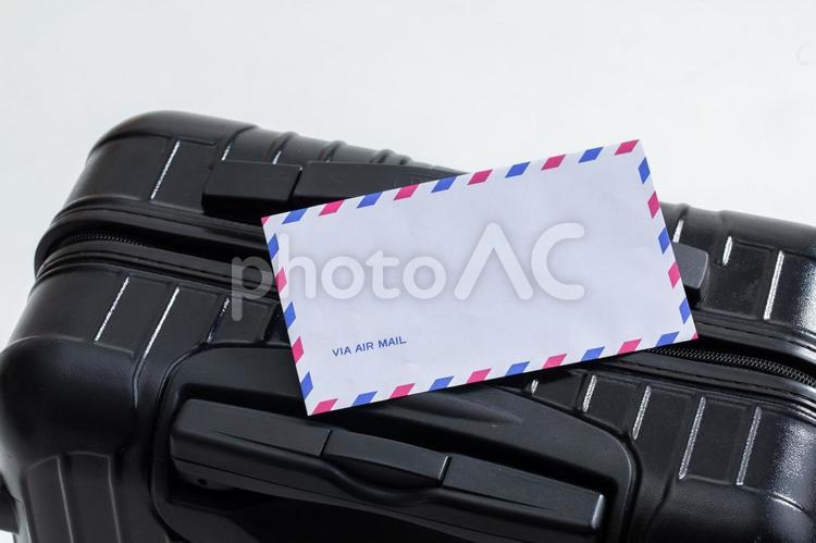 エアメールとスーツケース　 スーツケース,手紙,旅行の写真素材