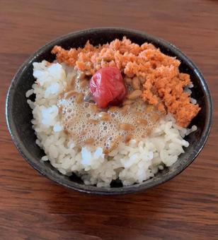 政府備蓄米に鮭フレークと納豆などの茶碗飯 政府備蓄米に鮭フレークと納豆などの茶碗飯の写真
