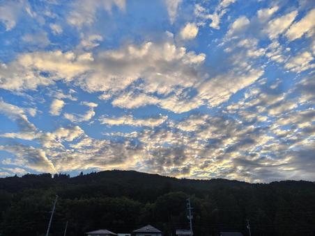 10月朝 空,朝焼け,山の写真素材