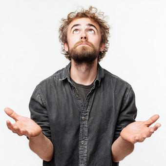 疑問を抱く男性のポートレート 疑問を抱く男性のポートレートの写真