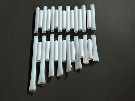 楽器を手作りしています 楽器を手作りしています ストロー,ストロー楽器,笛の写真素材