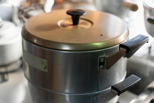 湯気が立つ調理中の鍋 鍋,調理器具,キッチン用品の写真素材