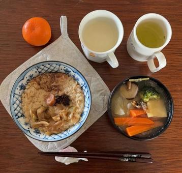 オートミールと鰹節に搾菜と鰹梅などの朝食 オートミールと鰹節に搾菜と鰹梅などの朝食 朝食,ご飯,オートミールの写真素材