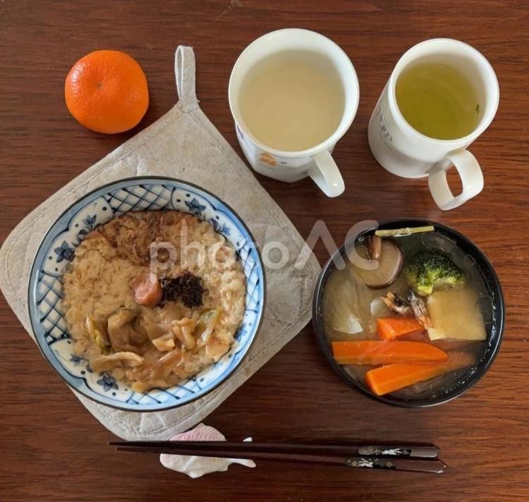 オートミールと鰹節に搾菜と鰹梅などの朝食 朝食,ご飯,オートミールの写真素材