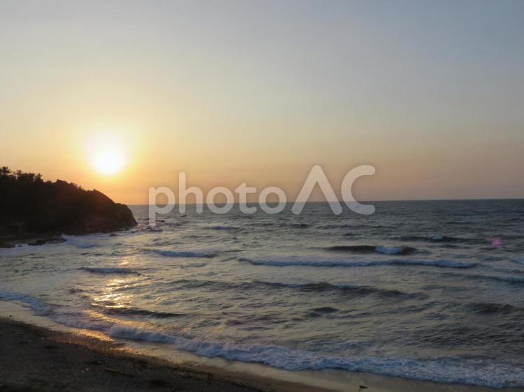 夕焼けと海 夕暮れ,海,波の写真素材
