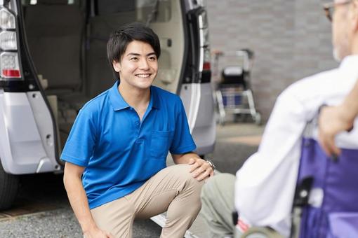 A caregiver who picks up and picks up the elderly in a long-term care taxi, JPG A caregiver who picks up and picks up the elderly in a long-term care taxi, JPG
