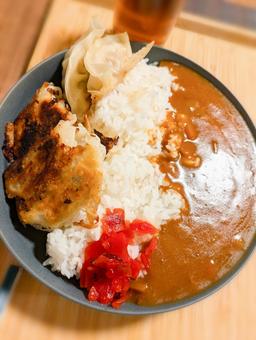 餃子カレー 餃子カレー 食べ物,餃子,カレーの写真素材