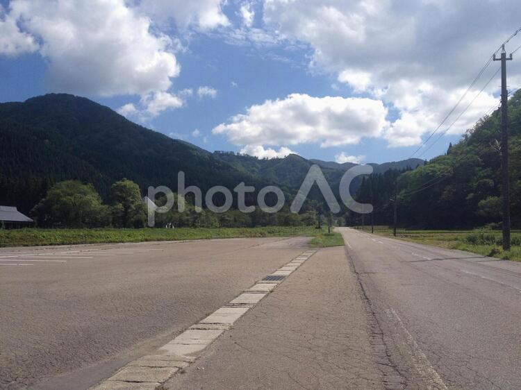 田舎道　（富山県　利賀村） 利賀村,富山県,晴天の写真素材