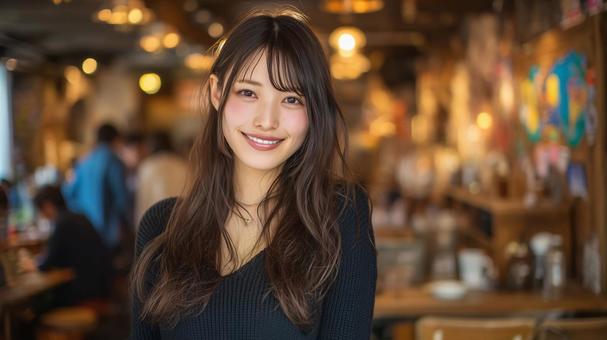 お洒落なカフェで笑顔の女性の写真