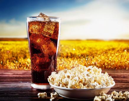 ポップコーンとコーラ ポップコーンとコーラの写真