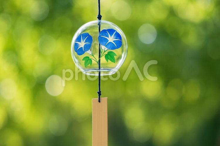 朝顔柄の夏のガラス風鈴・日本の夏・涼しさ 風鈴,朝顔柄,夏の写真素材