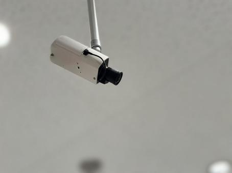 天井に設置された防犯カメラ 天井に設置された防犯カメラの写真