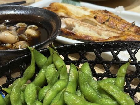 居酒屋で枝豆とホッケ 居酒屋で枝豆とホッケの写真