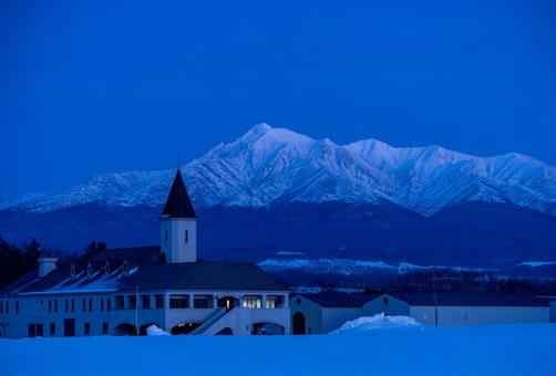 尖塔のある建物と斜里岳 尖塔のある建物と斜里岳 尖塔,山並み,斜里岳の写真素材