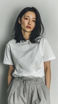 自然体でリラックスした表情の女性の写真