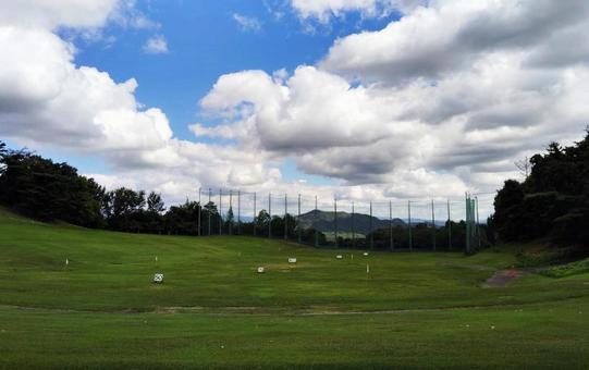 【ゴルフ練習場】早朝の打ちっ放しレンジ 風景,ゴルフ,早朝ゴルフの写真素材